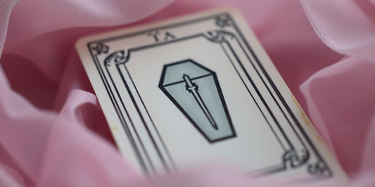 Nahaufnahme einer Lenormand-Karte mit dem Sarg-Symbol.