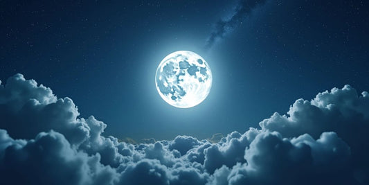 Ein klarer Nachthimmel mit einem leuchtenden Vollmond.