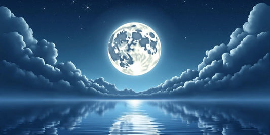 Voller Mond über einer ruhigen Landschaft mit Wasser.
