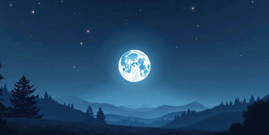 Voller Mond über einer ruhigen Landschaft bei Nacht.