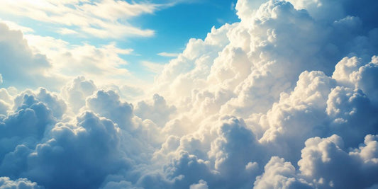 Weite des Himmels mit wirbelnden Wolken.